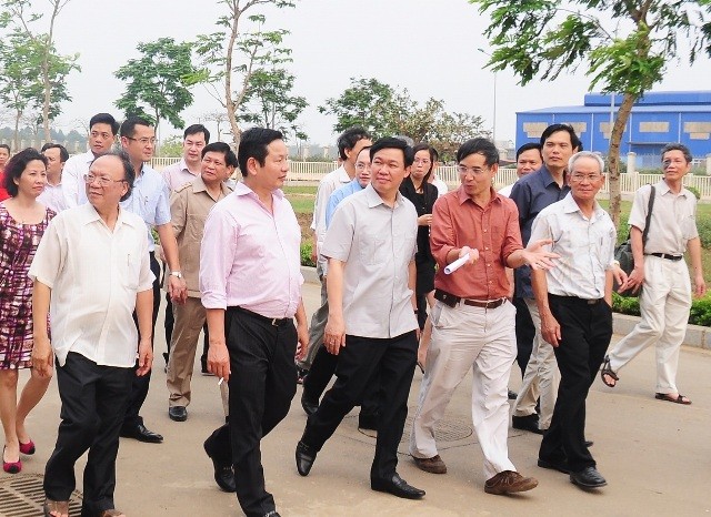 Trưởng ban Kinh tế Trung ương Vương Đình Huệ (giữa) tham quan cơ sở vật chất của Trường Đại học FPT tại Khu công nghệ cao Hoà Lạc.